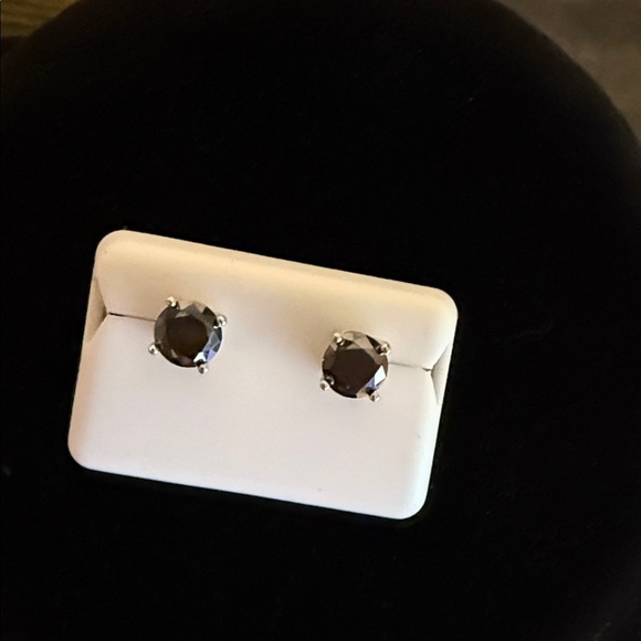 Elegant Black 2CT Stud Earrings - Picture 3 of 4